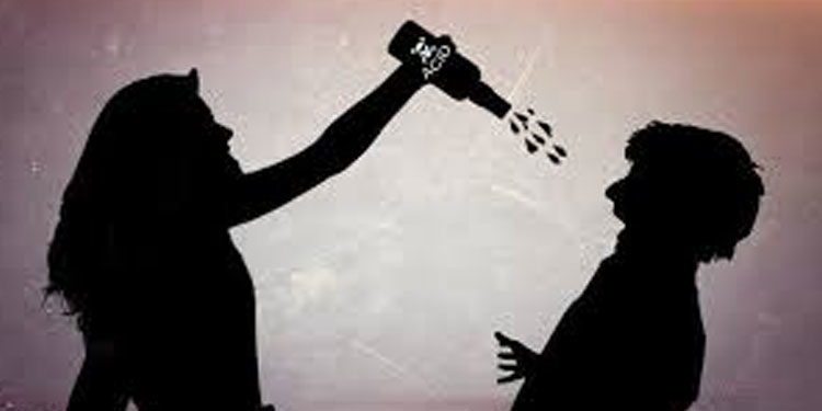 കാമുകൻ വിവാഹിതൻ ;  മുഖത്ത് ആസിഡ് ഒഴിച്ച് പ്രതികാരം ചെയ്ത് യുവതി