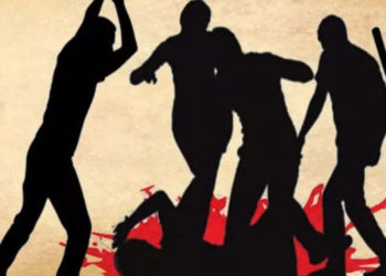 വിദ്യാർത്ഥികൾ തമ്മിലടിച്ചു  ;  സഹികെട്ട നാട്ടുകാർ ചൂരലെടുത്തു