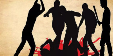 വിദ്യാർത്ഥികൾ തമ്മിലടിച്ചു  ;  സഹികെട്ട നാട്ടുകാർ ചൂരലെടുത്തു