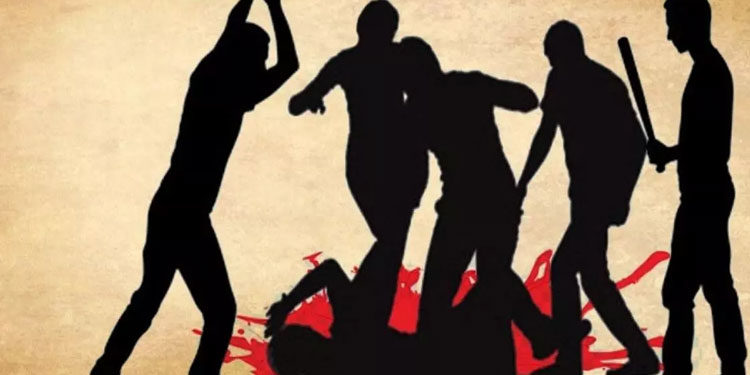 വിദ്യാർത്ഥികൾ തമ്മിലടിച്ചു  ;  സഹികെട്ട നാട്ടുകാർ ചൂരലെടുത്തു