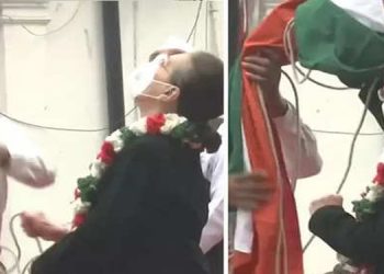 സോണിയ ഗാന്ധി ഉയര്ത്തിയ കോണ്ഗ്രസ് പതാക പൊട്ടിവീണു ; വേദി വിട്ട് അധ്യക്ഷ