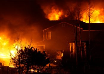 കൊളറാഡോയില്‍ ശക്തമായ കാട്ടുതീ ; ആയിരത്തോളം വീടുകള്‍ കത്തിനശിച്ചു