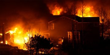 കൊളറാഡോയില്‍ ശക്തമായ കാട്ടുതീ ; ആയിരത്തോളം വീടുകള്‍ കത്തിനശിച്ചു