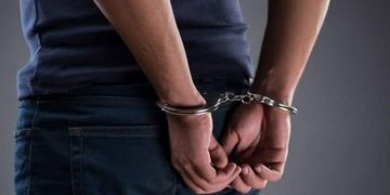 പോലീസ് ഉദ്യോഗസ്ഥര്‍ ചമഞ്ഞ് ആള്‍മാറാട്ടം നടത്തിയ പൗരന്‍ പിടിയില്‍