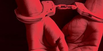 മാസ്‌ക്കില്ലാത്തത് ചോദ്യംചെയ്തു ;  പോലീസുകാരിയുടെ മൊബൈല്‍ നിലത്തെറിഞ്ഞ് തകര്‍ത്തയാള്‍ അറസ്റ്റില്‍