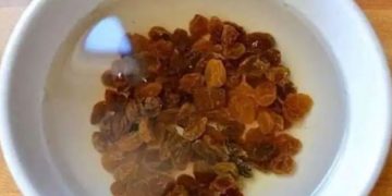 ഉണക്കമുന്തിരിയിട്ട് തിളപ്പിച്ച വെള്ളം കുടിച്ചാലുള്ള ആരോ​ഗ്യ​ഗുണങ്ങൾ