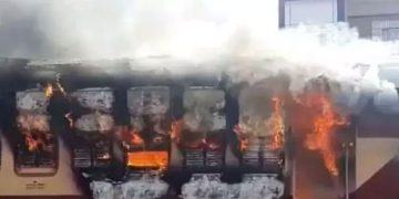 അനധികൃത റെയിൽവേ നിയമനങ്ങൾക്കെതിരെ ട്രെയിന്‍ കത്തിച്ച് പ്രതിഷേധം