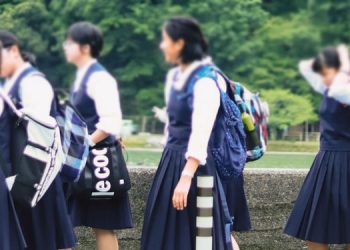 സ്‌കൂള്‍ യൂനിഫോം നിർബന്ധമാക്കുന്നതിനെതിരെ രക്ഷിതാക്കൾ