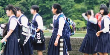 സ്‌കൂള്‍ യൂനിഫോം നിർബന്ധമാക്കുന്നതിനെതിരെ രക്ഷിതാക്കൾ