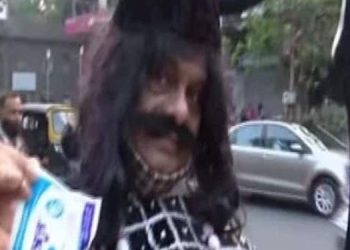 ‘ മദ്യം ഒഴിവാക്കൂ പാൽ കുടിക്കൂ ‘ ;  പുതുവത്സരാഘോഷത്തിന് തെരുവിൽ പാൽ വിതരണം ചെയ്ത്  ‘ രാവണൻ ‘