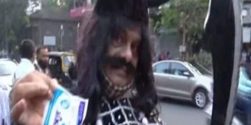 ‘ മദ്യം ഒഴിവാക്കൂ പാൽ കുടിക്കൂ ‘ ;  പുതുവത്സരാഘോഷത്തിന് തെരുവിൽ പാൽ വിതരണം ചെയ്ത്  ‘ രാവണൻ ‘