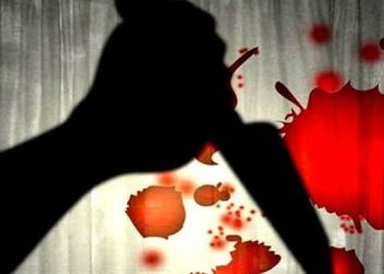 കൊല്ലത്ത് ഏഴ് വയസുകാരനായ മകന്റെ മുന്നിലിട്ട് ഭാര്യയെ ഭർത്താവ് വെട്ടിക്കൊന്നു