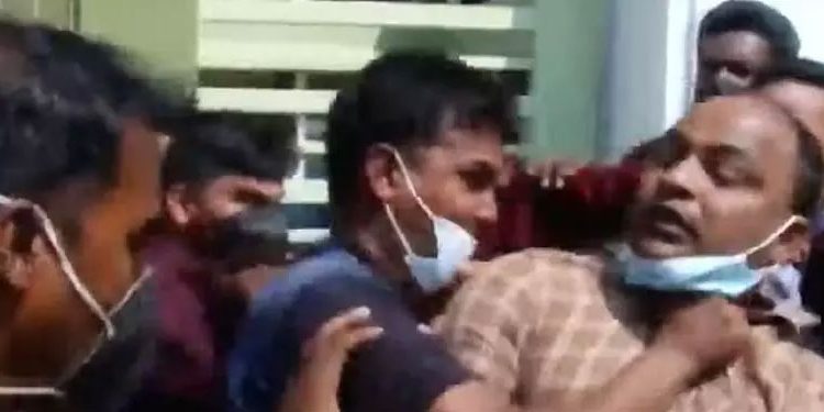 സംസ്ഥാനത്ത് സംഘർഷം തുടരുന്നു  ;  തിരുവല്ലയിൽ ബ്ലോക്ക് കോൺഗ്രസ് ഓഫിസ് തകർത്തു