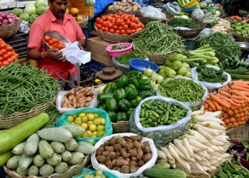 സംസ്ഥാനത്ത്‌ പച്ചക്കറി വില വീണ്ടും കുതിക്കുന്നു ; മാങ്ങ 120, മുരിങ്ങക്കായ 280