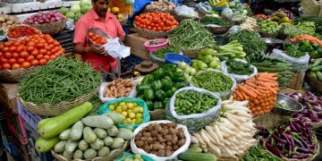 സംസ്ഥാനത്ത്‌ പച്ചക്കറി വില വീണ്ടും കുതിക്കുന്നു ; മാങ്ങ 120, മുരിങ്ങക്കായ 280