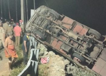 ശബരിമല ദര്‍ശനം തീര്‍ത്ഥാടകര്‍ സഞ്ചരിച്ച മിനി ബസ് മറിഞ്ഞു ; 10 പേര്‍ക്ക് പരുക്ക്