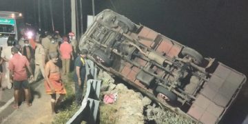 ശബരിമല ദര്‍ശനം തീര്‍ത്ഥാടകര്‍ സഞ്ചരിച്ച മിനി ബസ് മറിഞ്ഞു ; 10 പേര്‍ക്ക് പരുക്ക്