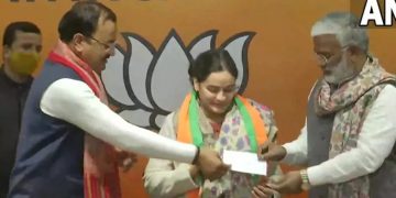 മുലായത്തിന്റെ മരുമകള്‍ അപര്‍ണാ യാദവ് ബിജെപിയില്‍ ; നിലപാടുമാറ്റി അഖിലേഷ് മത്സരത്തിന്