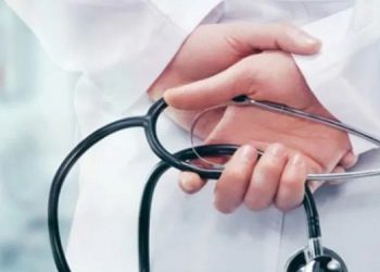 ചെരുപ്പ് ധരിച്ചാല്‍ ഒ.പി ടിക്കറ്റ് തരില്ല ; മുഖ്യന്റെ നാട്ടിലെ സര്‍ക്കാര്‍ ആശുപത്രി ജീവനക്കാരനും മുറുമുറുപ്പ്