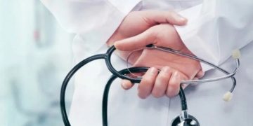 ചെരുപ്പ് ധരിച്ചാല്‍ ഒ.പി ടിക്കറ്റ് തരില്ല ; മുഖ്യന്റെ നാട്ടിലെ സര്‍ക്കാര്‍ ആശുപത്രി ജീവനക്കാരനും മുറുമുറുപ്പ്