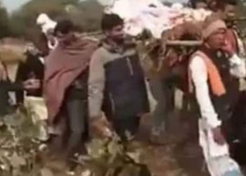 കുരങ്ങന്റെ  സംസ്‌കാര ചടങ്ങില്‍ മാനദണ്ഡം ലംഘിച്ച് 1500 പേര്‍  ;  രണ്ടുപേര്‍ അറസ്റ്റില്‍