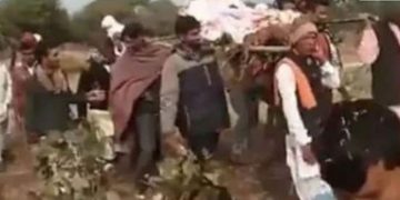 കുരങ്ങന്റെ  സംസ്‌കാര ചടങ്ങില്‍ മാനദണ്ഡം ലംഘിച്ച് 1500 പേര്‍  ;  രണ്ടുപേര്‍ അറസ്റ്റില്‍