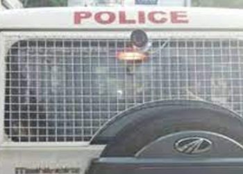 പുതുവത്സരാഘോഷത്തിനിടെ സംഘര്‍ഷം ; കഞ്ചാവ് കേസിലെ പ്രതി പോലീസ് ജീപ്പിന്റെ ചില്ല് പൊട്ടിച്ചു