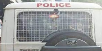 പുതുവത്സരാഘോഷത്തിനിടെ സംഘര്‍ഷം ; കഞ്ചാവ് കേസിലെ പ്രതി പോലീസ് ജീപ്പിന്റെ ചില്ല് പൊട്ടിച്ചു