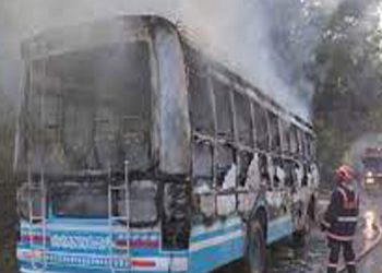 കണ്ണൂരില്‍ ഓടിക്കൊണ്ടിരുന്ന ബസ് കത്തിനശിച്ചു ; യാത്രക്കാര്‍ സുരക്ഷിതര്‍