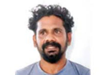 ക്യൂ നില്‍ക്കാതെ മദ്യം വേണം ; ബില്ലിങ് മെഷിന്‍ വലിച്ചെറിഞ്ഞു – വടിവാള്‍ വീശി ഭീഷണി