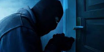 മലയാറ്റൂരിൽ വീട് കുത്തിത്തുറന്ന് വൻ മോഷണം ; 25 പവനും 41000 രൂപയും നഷ്ടമായി