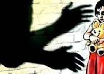 അഞ്ചുവയസ്സുള്ള മകളെ പീഡിപ്പിച്ച് ഗള്‍ഫിലേക്ക് കടക്കാന്‍ ശ്രമം ; വിമാനത്താവളത്തില്‍ പിടിയില്‍