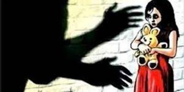 അഞ്ചുവയസ്സുള്ള മകളെ പീഡിപ്പിച്ച് ഗള്‍ഫിലേക്ക് കടക്കാന്‍ ശ്രമം ; വിമാനത്താവളത്തില്‍ പിടിയില്‍