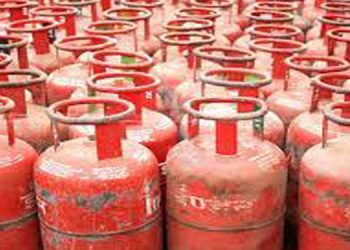 വാണിജ്യ പാചകവാതക സിലിണ്ടറിന് 102.5 രൂപ കുറച്ചു ; ഗാര്‍ഹിക സിലിണ്ടറിന് കുറവില്ല