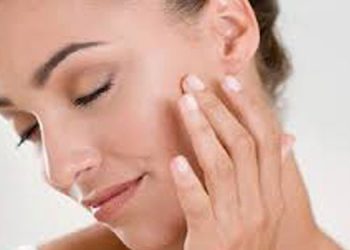 തിളങ്ങുന്ന ചര്‍മ്മത്തിന് വേണം ഈ ഭക്ഷണങ്ങള്‍