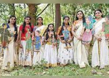 സ്ത്രീകളെ മാത്രം ഉൾപ്പെടുത്തി സ്ത്രീപക്ഷ പാവക്കൂത്തുമായി പെൺകൂട്ടായ്മ