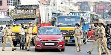വാരാന്ത്യ കർഫ്യൂ ; എല്ലാ ഭാഗത്തും ചെക്പോസ്റ്റുകൾ – പട്രോളിങ്ങും പരിശോധനയും ; നിയന്ത്രണങ്ങളിൽ കർണാടക