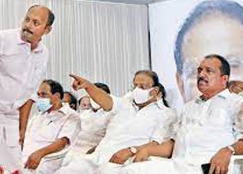 യോഗത്തിനിടെ നേതാക്കള്‍ ഉറങ്ങി ; ശാസന, എഴുന്നേറ്റ് നിര്‍ത്തി മുഖം കഴുകിപ്പിച്ച് സുധാകരന്‍