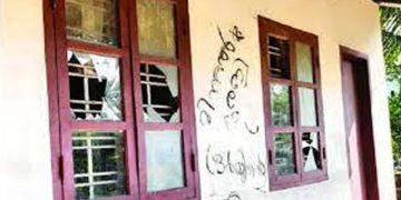 പോലീസുകാരന്റെ വീട് ആക്രമിച്ച് മിന്നല്‍ മുരളി ഒര്‍ജിനല്‍ ; വാതില്‍ക്കല്‍ മലമൂത്രവിസര്‍ജനം നടത്തി