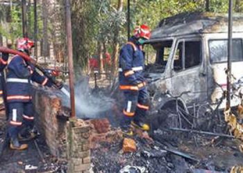 പറമ്പിൽ ചവറിനിട്ട തീ പടർന്ന് വാനും സ്കൂട്ടറും കത്തിനശിച്ചു