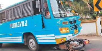 ബസിനടിയിലേക്ക് ഇടിച്ചുകയറിയ സ്കൂട്ടർ യാത്രികൻ നിസ്സാരപരിക്കുകളോടെ രക്ഷപ്പെട്ടു