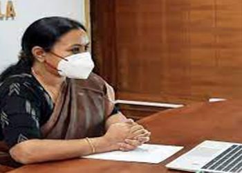 ജാഗ്രതവേണമെന്ന് ആരോഗ്യമന്ത്രി ; വിഡ്ഢികളാക്കരുത് ; തിരുവാതിരക്കളി നടത്താമോ എന്ന് മറുചോദ്യം