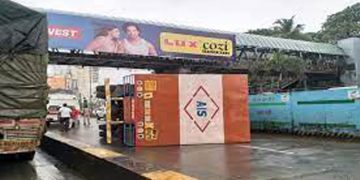 ഓട്ടോറിക്ഷയ്ക്ക് മുകളിൽ ലോറി മറിഞ്ഞു ; ഒരാൾക്ക് ഗുരുതര പരുക്ക്