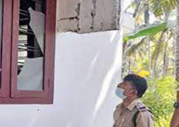 ഹൈക്കോടതി പോലീസ് സംരക്ഷണത്തിന് ഉത്തരവിട്ടിട്ടും ആക്രമണം ; യുവതിയുടെ വീടിന് നേരേ കല്ലേറ്