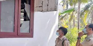 ഹൈക്കോടതി പോലീസ് സംരക്ഷണത്തിന് ഉത്തരവിട്ടിട്ടും ആക്രമണം ; യുവതിയുടെ വീടിന് നേരേ കല്ലേറ്