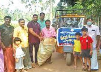 ആക്രി പെറുക്കാൻ ചാക്കും ഗുഡ്സ് ഓട്ടോകളുമായി അധ്യാപകരിറങ്ങി ; ലക്ഷ്യം സ്കൂൾ വികസനം