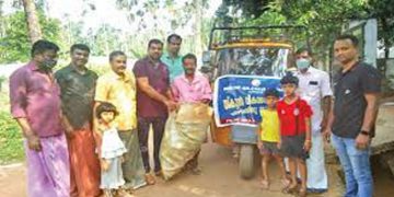 ആക്രി പെറുക്കാൻ ചാക്കും ഗുഡ്സ് ഓട്ടോകളുമായി അധ്യാപകരിറങ്ങി ; ലക്ഷ്യം സ്കൂൾ വികസനം