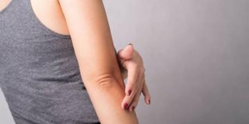 കൈമുട്ടിലെ കറുപ്പ് നിറം മാറാന്‍ പരീക്ഷിക്കാം ഈ എട്ട് കാര്യങ്ങള്‍…