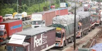 വാളയാർ ചെക്ക്പോസ്റ്റിലെ കൈക്കൂലി :  ആറ് മോട്ടോര്‍ വാഹന ഉദ്യോഗസ്ഥര്‍ക്ക് സസ്‌പെന്‍ഷന്‍