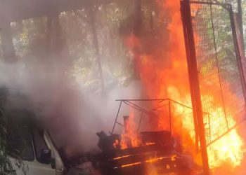 ചപ്പുചവർ കത്തിക്കുന്നതിനിടെ ടെമ്പോ ട്രാവലറും ഇരുചക്രവാഹനങ്ങളും കത്തി നശിച്ചു